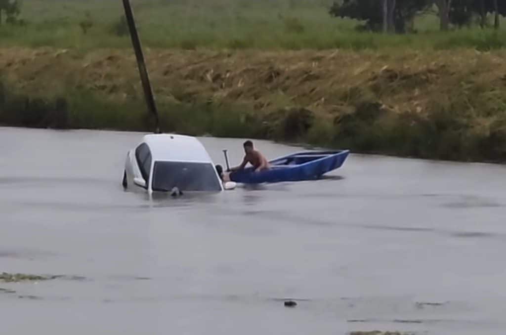 Gebrechen! Das Video zeigt die Rettung eines Fahrers, nachdem das Auto auf der Autobahn in Acre in einen Damm gestürzt ist