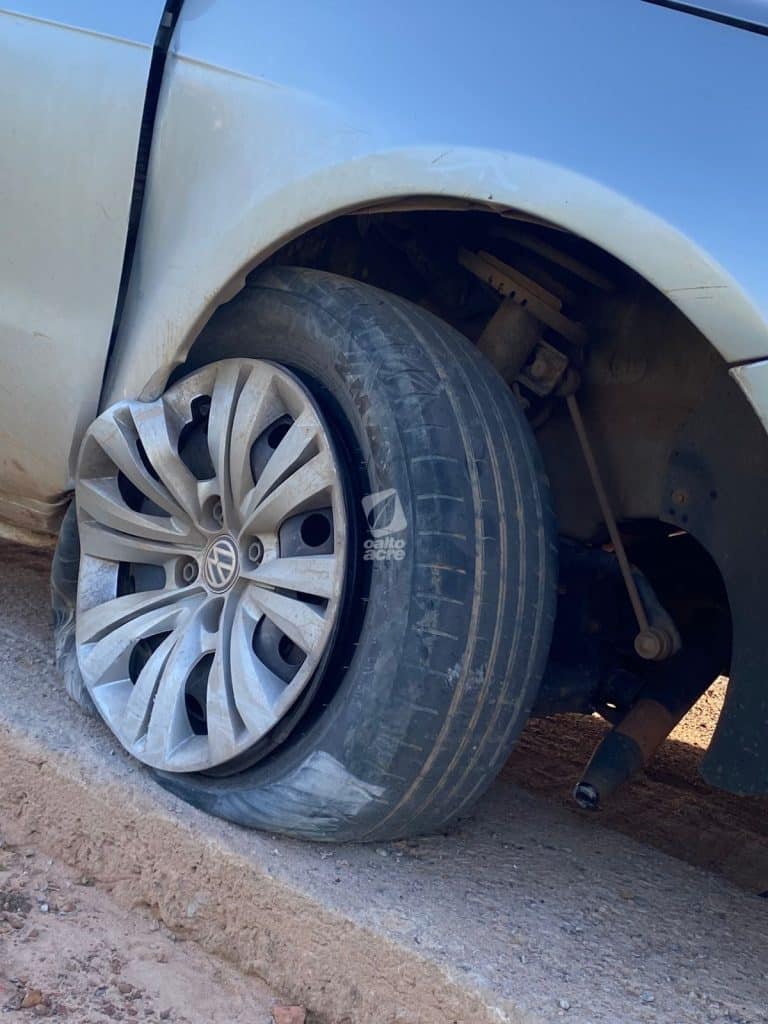 Carro é destruído após cair em bueiro aberto