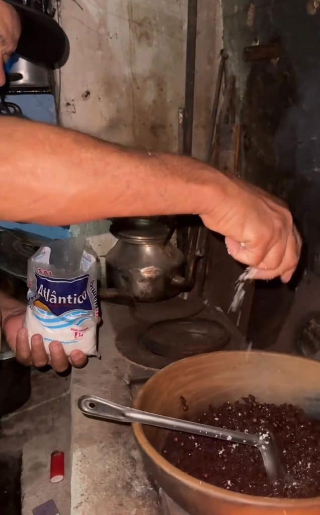 Vídeo mostra preparo de farofa de tanajura em panela de barro e reacende debate sobre tradição alimentar típica do Nordeste brasileiro.