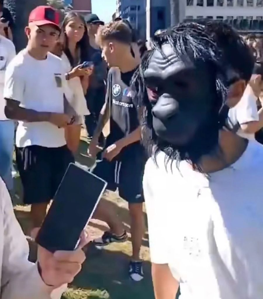 Jovens se reúnem em praça após convocação viral e encontro do movimento therian repercute nas redes sociais.