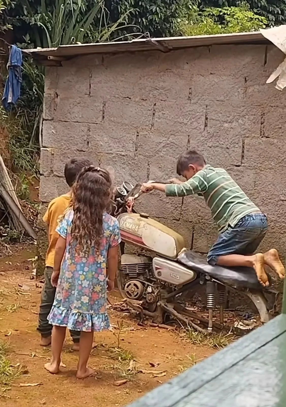Kinder verwandeln kaputte Motorräder in Spielzeuge und das Video erhält unzählige Likes und Kommentare