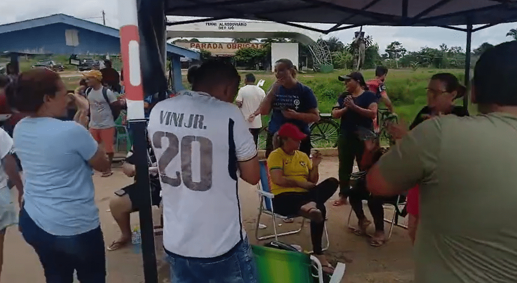 De acordo com relatos de participantes, o grupo só pretende encerrar o protesto com a presença do governador Gladson Camelí