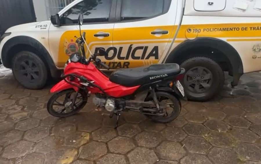 A abordagem ocorreu na Rua 6 de Agosto, quando os militares perceberam que o condutor trafegava sem capacete.