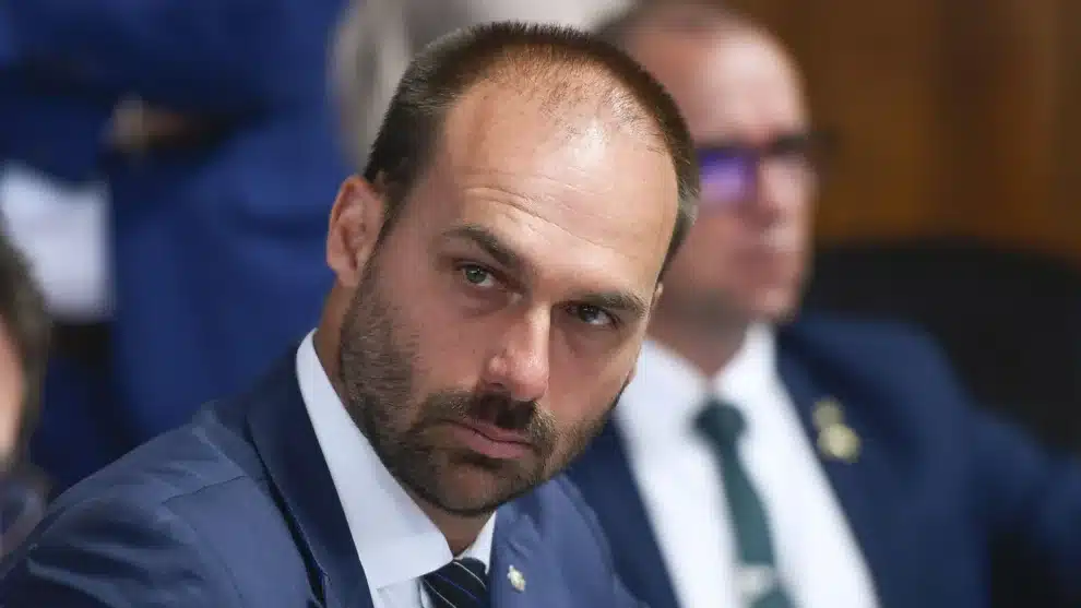 Eduardo Bolsonaro rebate Moraes e classifica pedido de explicações como "decisão esdrúxula"