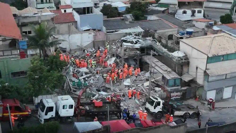 Desabamento de prédio de quatro andares