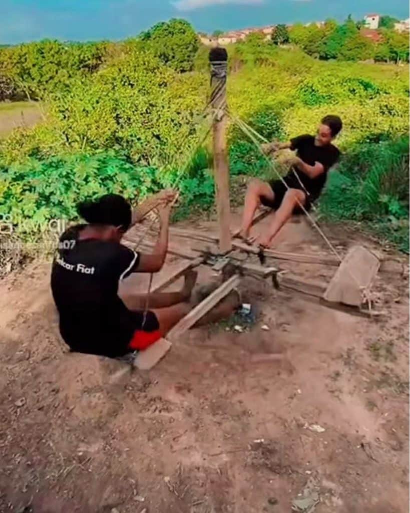 Kauan, do Maranhão, viralizou ao construir brinquedos artesanais com madeira e publicar vídeos nas redes sociais, acumulando curtidas e comentários.