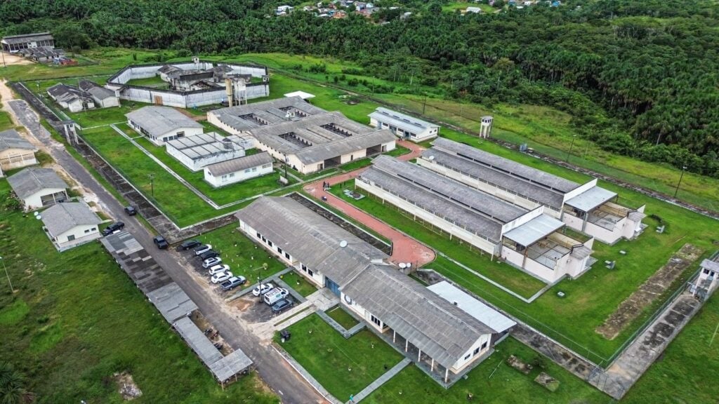 Um dos seis presos que fugiram do Manoel Neri foi recapturado; cinco seguem foragidos e forças mantêm operação integrada na região.