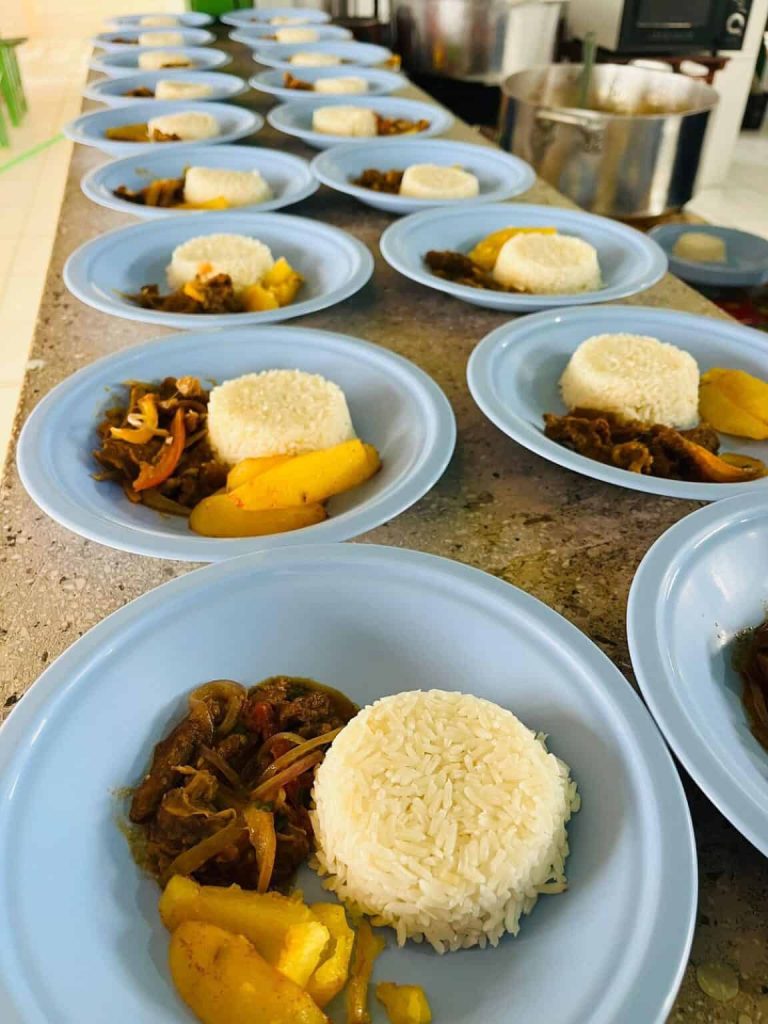 Uma escola da rede municipal de ensino no interior do Acre passou a incluir pratos inspirados na culinária do Peru e da Bolívia no cardápio da merenda escolar, valorizando a diversidade cultural presente na região de fronteira entre os três países. A iniciativa faz parte de ações da prefeitura, por meio da Secretaria Municipal de Educação, que busca ampliar a qualidade da alimentação oferecida aos estudantes e, ao mesmo tempo, reconhecer a influência cultural existente em municípios localizados na região de tríplice fronteira entre Brasil, Peru e Bolívia. Entre os pratos incluídos no cardápio escolar estão receitas tradicionais da gastronomia peruana, como o Lomo Saltado e o Arroz Chaufa, preparados junto a outras refeições balanceadas servidas diariamente aos alunos. A proposta busca não apenas garantir alimentação saudável e nutritiva, mas também aproximar os estudantes das diferentes culturas presentes na região amazônica de fronteira, onde há forte intercâmbio social e cultural entre os três países. Todo o cardápio da merenda escolar é elaborado e acompanhado pelo nutricionista Carlos Felipe, responsável por avaliar a qualidade dos alimentos, o valor nutricional das refeições e o equilíbrio alimentar necessário para o desenvolvimento das crianças. Além da inclusão de pratos típicos internacionais, a alimentação escolar mantém refeições variadas, com alimentos selecionados para atender às necessidades nutricionais dos estudantes da rede municipal. O cardápio completo da merenda escolar também foi disponibilizado no site oficial da prefeitura, permitindo que pais e responsáveis acompanhem as refeições oferecidas nas escolas.