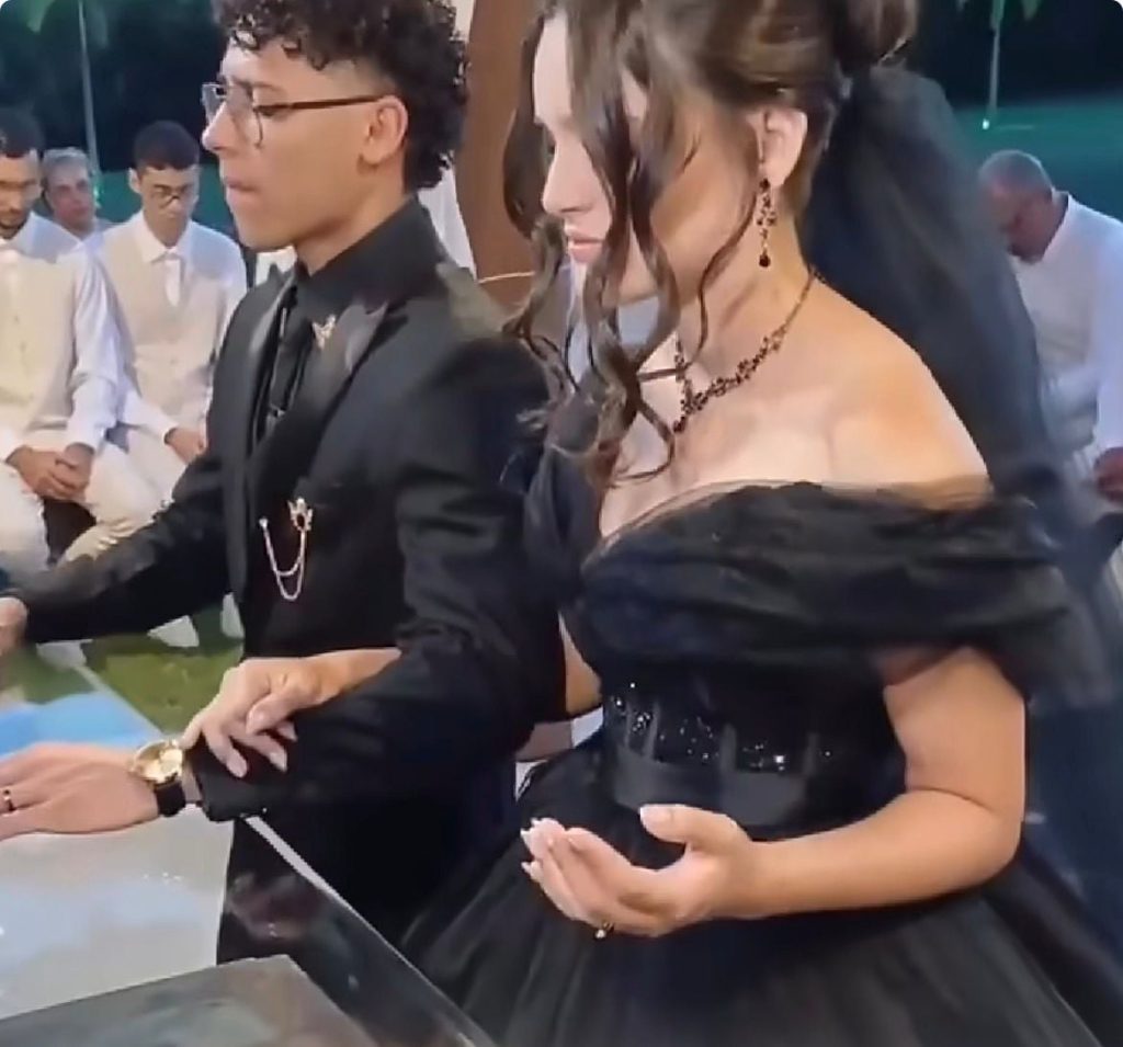 Casal chama atenção ao se casar com roupas totalmente pretas