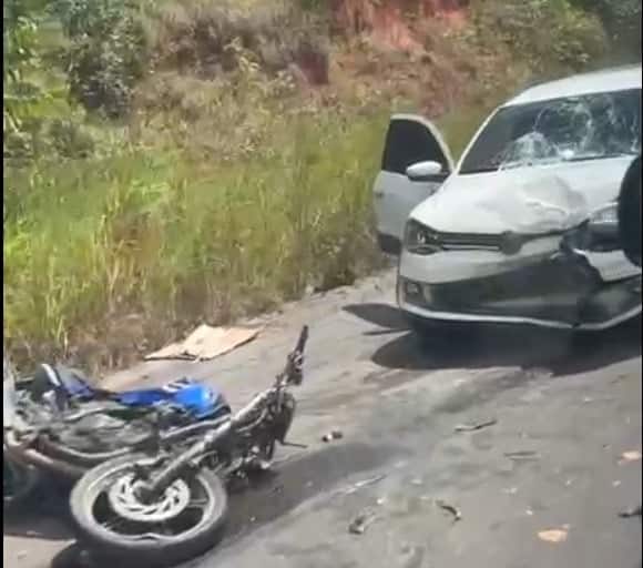 Motorradfahrer nach Frontalzusammenstoß mit Schaluppe auf Straße in Acre schwer verletzt