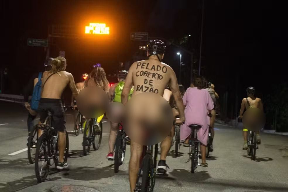 Während einer Protestaktion, die mehr Sicherheit im Stadtverkehr fordert, radeln Radfahrer nackt über die Allee
