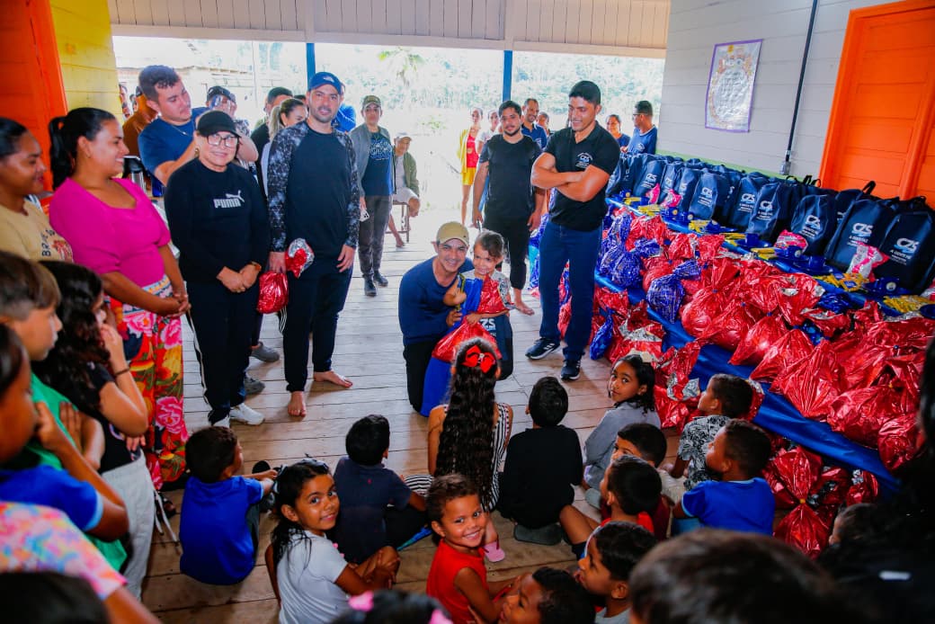 Cruzeiro do Sul liefert Schulausrüstung und Uniformen an Schüler an den Flüssen Juruá und Valparaíso