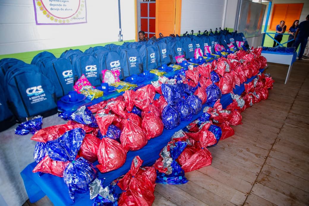 Cruzeiro do Sul liefert Schulausrüstung und Uniformen an Schüler an den Flüssen Juruá und Valparaíso