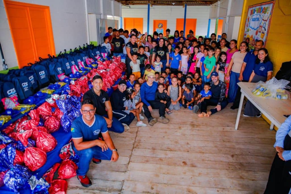 Cruzeiro do Sul entrega kits escolares e fardamentos a alunos dos rios Juruá e Valparaíso