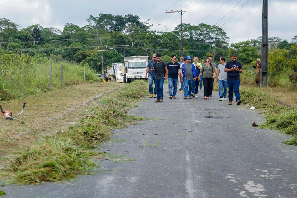 Cruzeiro do Sul reinigt, füllt Schlaglöcher und baut Haltestellen bei Miritizal 2