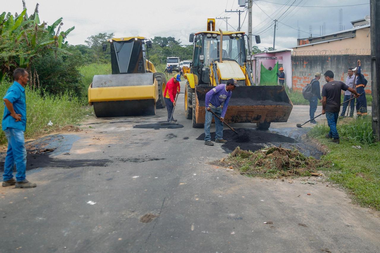 Cruzeiro do Sul reinigt, füllt Schlaglöcher und baut Haltestellen bei Miritizal 2