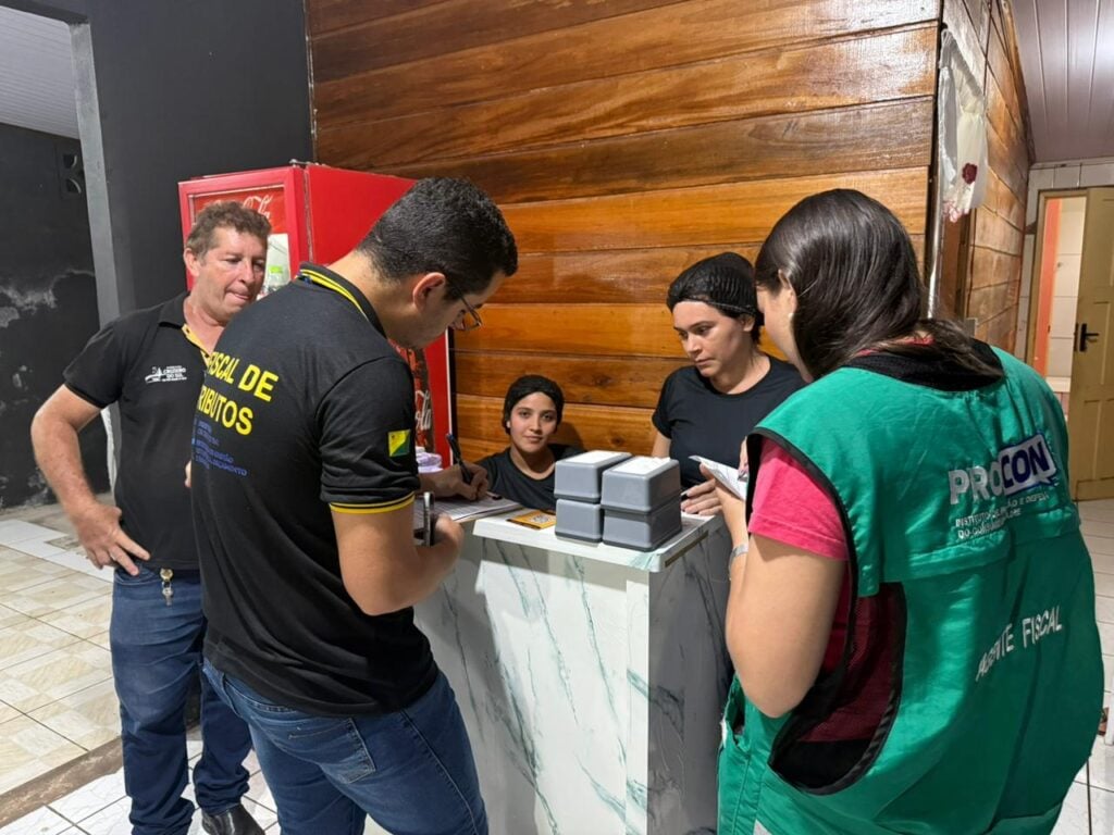 Procon fiscaliza restaurantes e lanchonetes em operação em Cruzeiro do Sul