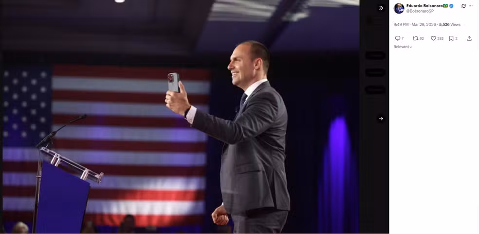 O ministro do Supremo Tribunal Federal (STF), Alexandre de Moraes, determinou nesta segunda-feira (30/03) que a defesa do ex-presidente Jair Bolsonaro preste esclarecimentos urgentes sobre uma suposta violação das medidas cautelares de sua prisão domiciliar. O estopim foi um vídeo gravado por seu filho, Eduardo Bolsonaro, durante um evento conservador no Texas, Estados Unidos, no último fim de semana.