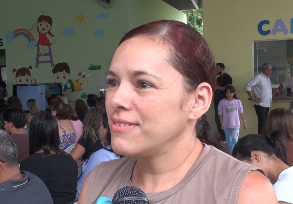 Die Schüler kehren mit neuen Uniformen und Turnschuhen, die an das städtische Netzwerk von Rio Branco geliefert wurden, in den Unterricht zurück