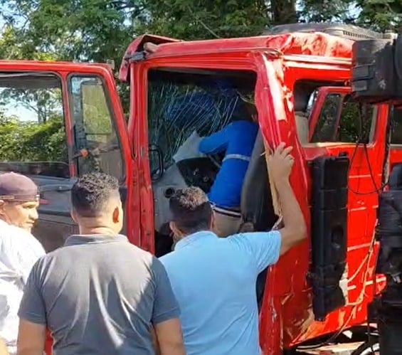 Dringend: Unfall auf BR-364 lässt Opfer in Trümmern im Landesinneren von Acre gefangen zurück