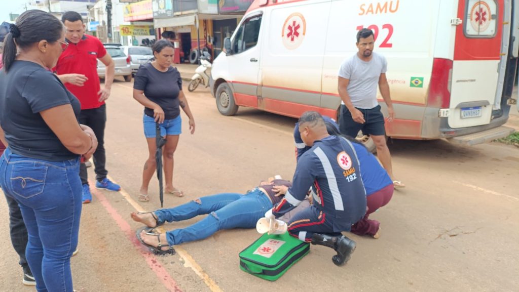 Motociclista sendo socorrida por paramédicos/Foto: Reprodução