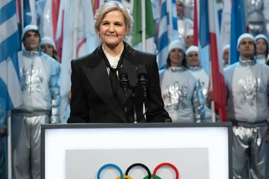 O Comitê Olímpico Internacional (COI) anunciou, nesta quinta-feira (26/03), uma mudança drástica que promete redefinir os critérios de competição mundial. A partir das Olimpíadas de Los Angeles 2028, a elegibilidade para a categoria feminina será determinada pela ausência do gene SRY (Region Y determinante do sexo), marcador presente no cromossomo Y e associado ao desenvolvimento biológico masculino.