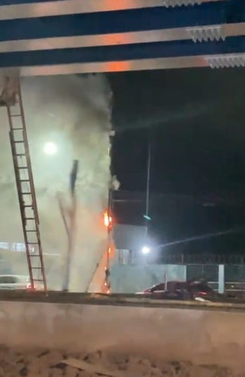 Poste de fiação elétrica pega fogo no Elevado Mamédio Bittar e provoca transtornos no trânsito em Rio Branco.