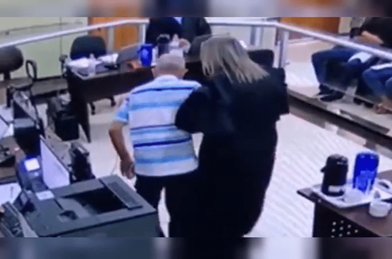 Réu que confessou matar ex-mulher é flagrado por câmeras fingindo mancar no tribunal