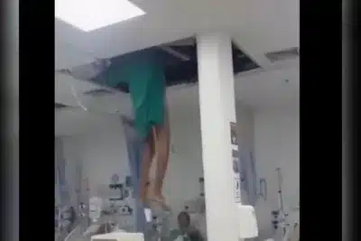 Verstehen Sie, wie der Patient an der Decke landete und ins Krankenhaus fiel