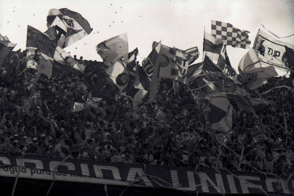 Fußball 2020 x Fußball 1980 – 26.04.2026 – Die Welt ist ein Ball