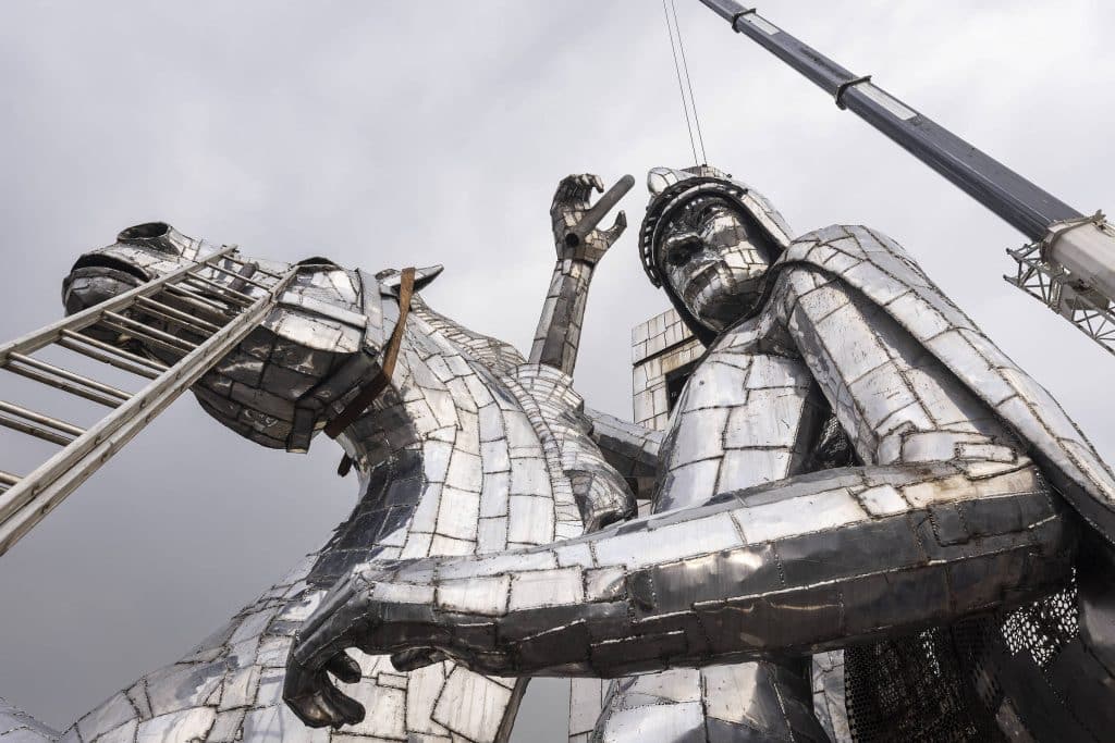 Der riesige Heilige Georg wird in der Neo Química Arena aufgestellt – 01.04.2026 – Alltag