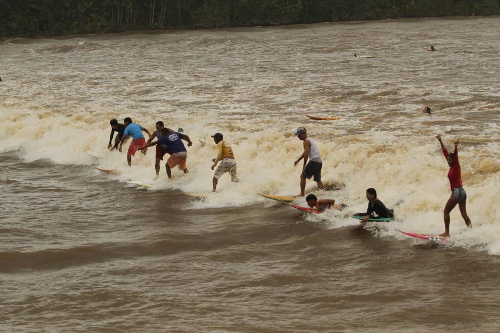 Surfer fangen Wellen in Pororoca in Pará – 21.04.2026 – Alltag