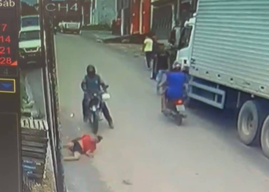 Pedestre é atingido por moto ao atravessar rua repentinamente no interior do Acre