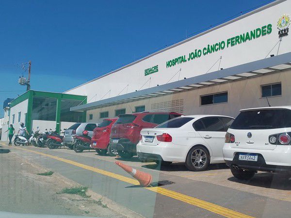 Mann wird mit Stöcken geschlagen und bleibt im Landesinneren von Acre in ernstem Zustand