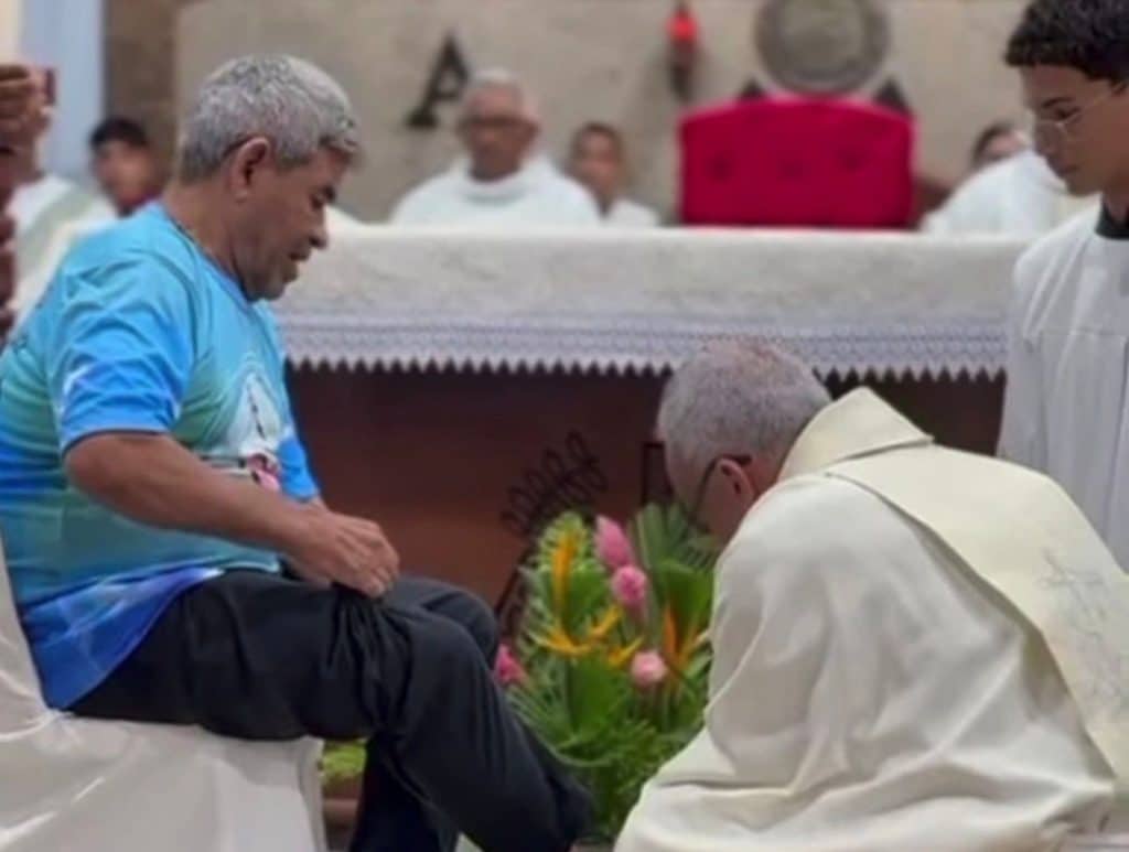 Frei Zezinho berührt die Gläubigen, indem er während der Messe in Sena älteren Menschen die Füße wäscht