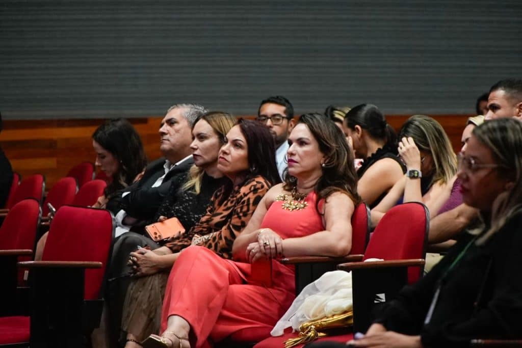 Schauen Sie sich Fotos von der Einführung des Acre Communication Award an