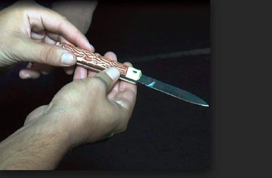 O que começou como um desentendimento no Assentamento Juncal, em Naviraí, terminou em uma tentativa de homicídio violenta. A vítima, que só procurou atendimento médico nesta segunda-feira (06/04) após sentir alterações na pressão arterial, relatou momentos de terror nas mãos de um agressor que utilizou uma combinação inusitada de armas para tentar matá-lo.