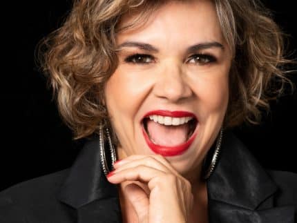 Stella Maria Rodrigues feiert ihr 42-jähriges Karrierejubiläum mit einer Hommage an Paulo Gustavo