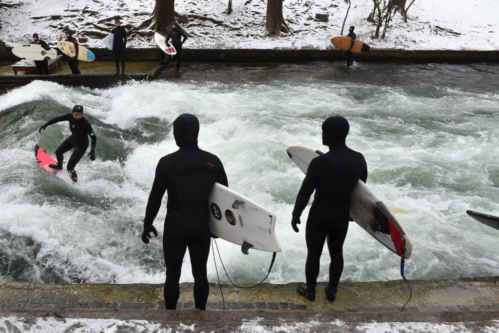 Surfer feiern Rückkehr der „Münchner Welle“ – 11.05.2026 – Sport
