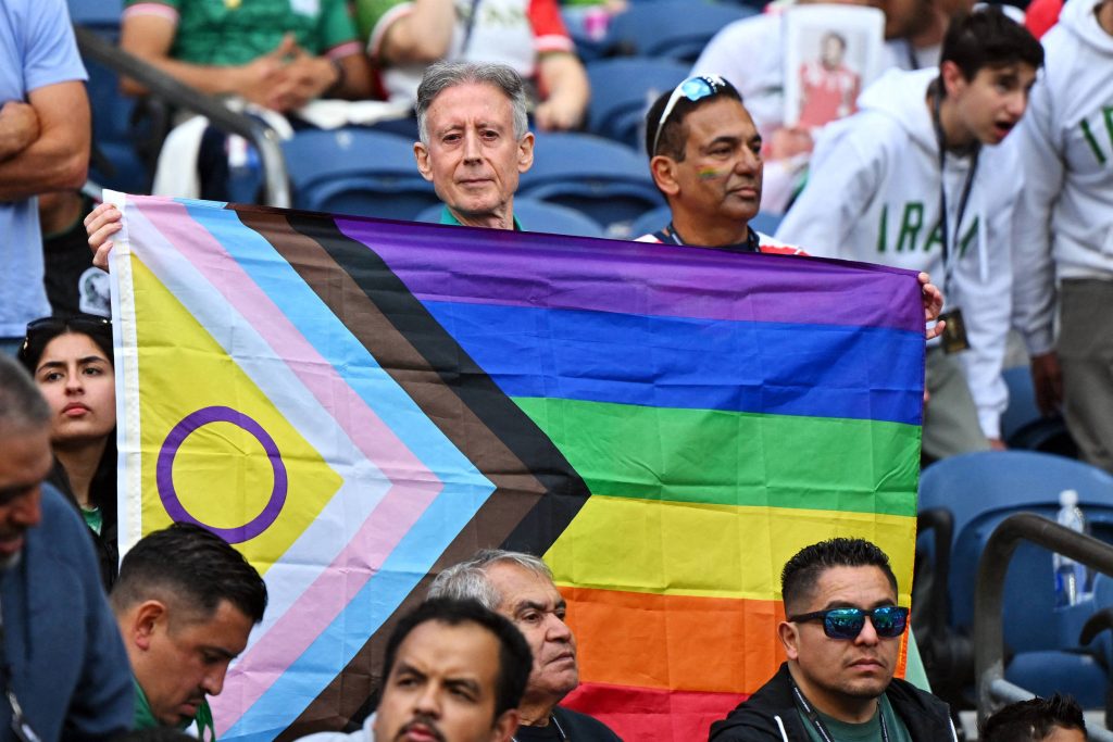 Weltmeisterschaft: Fans bringen Regenbogenfahnen nach Ägypten x Iran – 27.06.2026 – Sport
