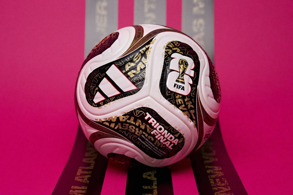 Der Ball aus dem WM-Finale schmückt den Schuh mit einer rosa Farbe – 07.06.2026 – Sport