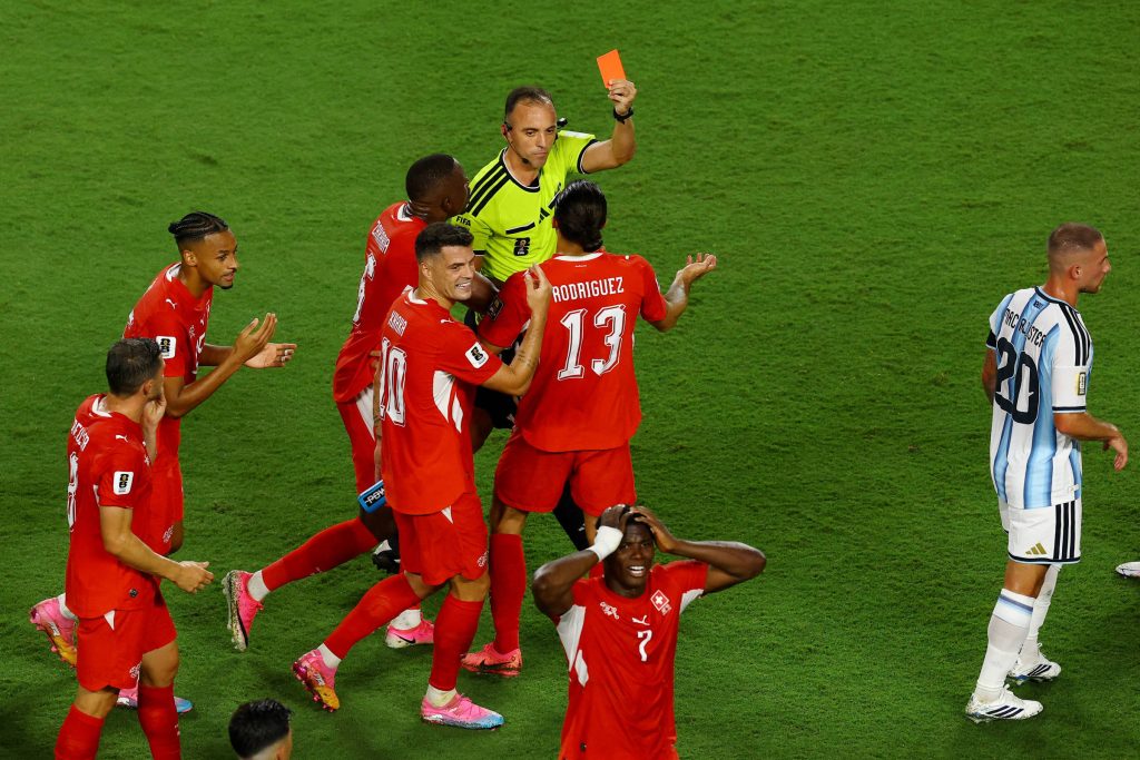 Embolo wird zur Simulation vom Platz gestellt, nachdem VAR die Karte storniert hat – 12.07.2026 – Sport