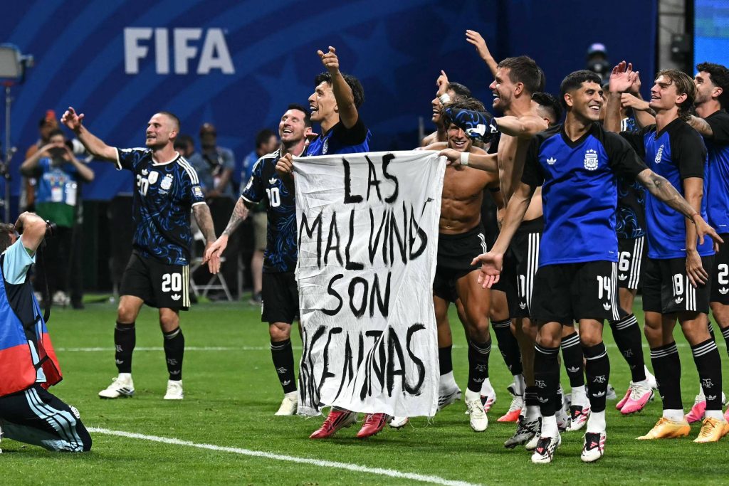 Weltmeisterschaft: Argentinier zeigen Banner „Die Falklandinseln sind Argentinier“ – 15.07.2026 – Sport