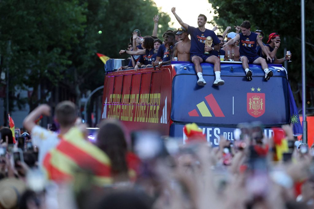 Weltmeisterschaft: Tausende Fans begrüßen Meister – 20.07.2026 – Sport